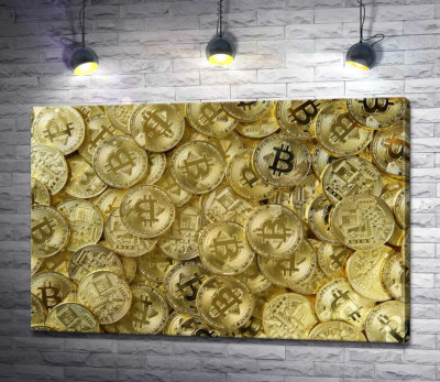 Монеты биткоинов сверкают золотом