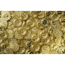 Монеты биткоинов сверкают золотом