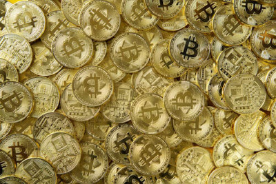 Монеты биткоинов сверкают золотом