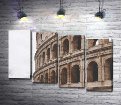 Каменные арки мощного сооружения Колизея (Coliseum)