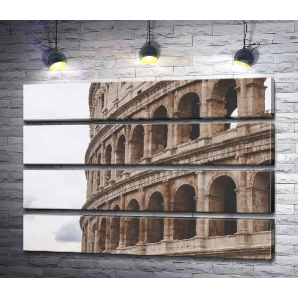 Каменные арки мощного сооружения Колизея (Coliseum)