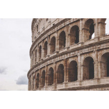 Каменные арки мощного сооружения Колизея (Coliseum)