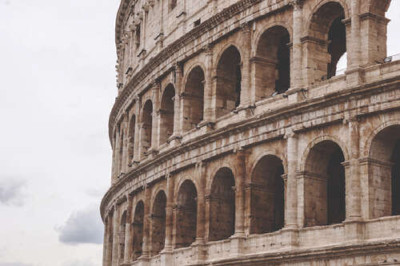 Каменные арки мощного сооружения Колизея (Coliseum)