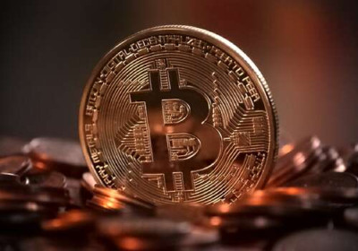 Светящаяся поверхность узоров на монете биткоина