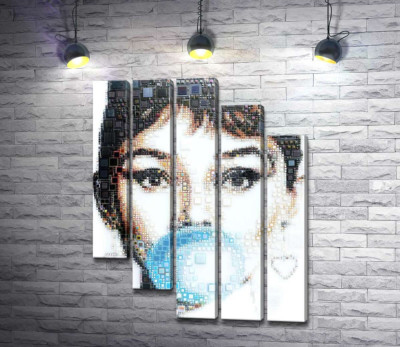 Актриса Одри Хепбёрн (Audrey Hepburn) с жвачкой