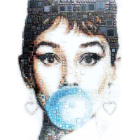 Актриса Одри Хепбёрн (Audrey Hepburn) с жвачкой