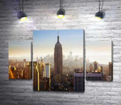 Ранковий туман розсіюється біля Емпайр-Стейт-Білдінг (Empire State Building)