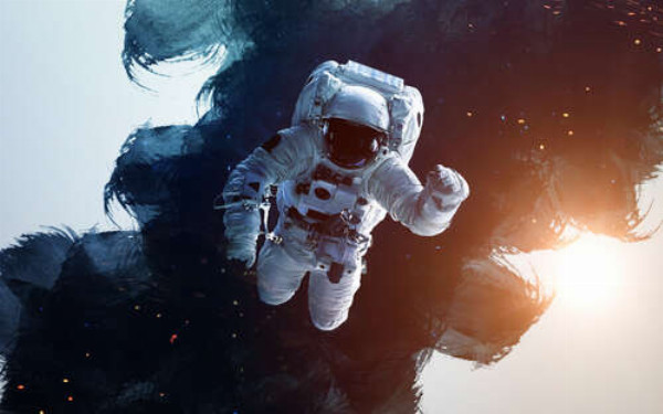 Белый скафандр космонавта контрастирует с космическим пространством