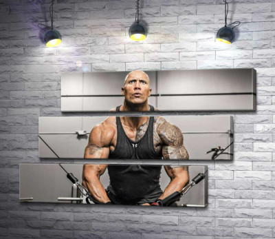 Двейн Джонсон (Dwayne Johnson) тренує м'язи рук в спортзалі