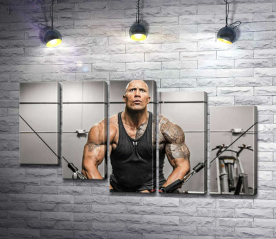 Дуэйн Джонсон (Dwayne Johnson) тренирует мышцы рук в спортзале