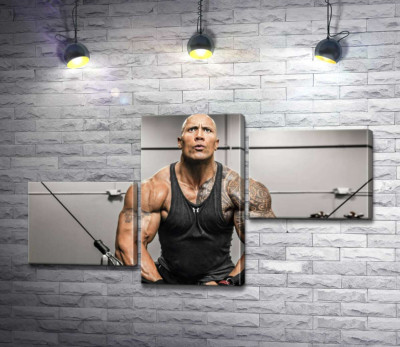 Модульная картина "Дуэйн Джонсон (Dwayne Johnson) тренирует мышцы рук в спортзале"