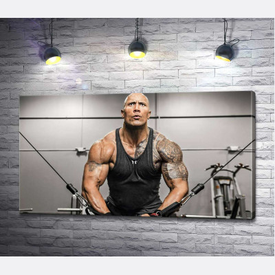 Двейн Джонсон (Dwayne Johnson) тренує м'язи рук в спортзалі