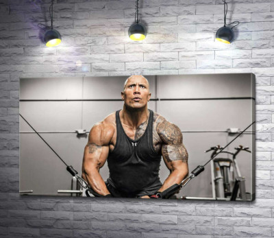 Дуэйн Джонсон (Dwayne Johnson) тренирует мышцы рук в спортзале