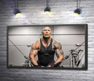 Постер "Двейн Джонсон (Dwayne Johnson) тренує м'язи рук в спортзалі"