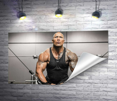 Двейн Джонсон (Dwayne Johnson) тренує м'язи рук в спортзалі