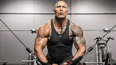 Двейн Джонсон (Dwayne Johnson) тренує м'язи рук в спортзалі