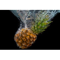 Момент занурення ананаса у воду