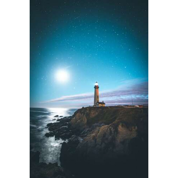 Біле сяйво місяця освітлює маяк на високому скелястому березі
