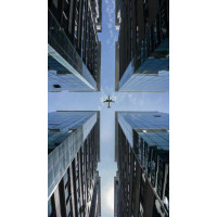 Самолет в центре симметрии стеклянных небоскребов