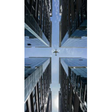 Літак в центрі симетрії скляних хмарочосів