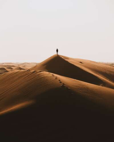 Одинокий силуэт на холмах пустыни