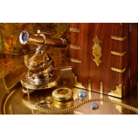 Набор антикварных вещей из золота: часы, подзорная труба, шкатулка