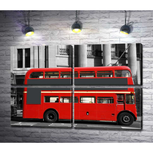Лондонский двухэтажный автобус на стоянке