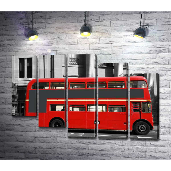 Лондонський двоповерховий автобус на стоянці