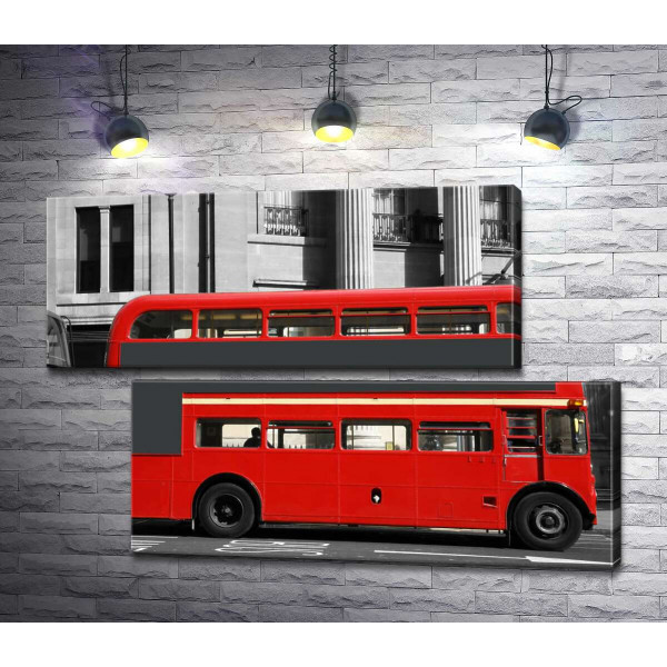 Лондонский двухэтажный автобус на стоянке