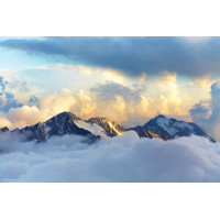 Вершины гор в пушистых облаках