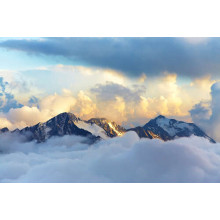 Вершини гір у пухнастих хмарах
