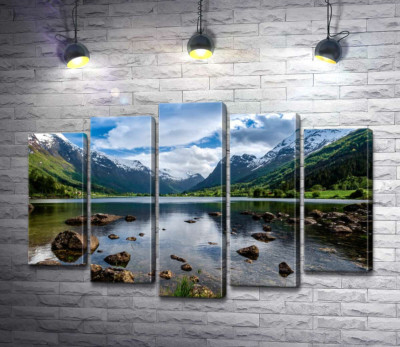 Модульная картина "Живописное озеро, окруженное горами Норвегии"
