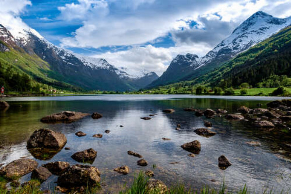 Живописное озеро, окруженное горами Норвегии