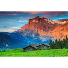 Дерев'яні будиночки на тлі вранішніх швейцарських гір