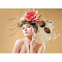 Бьюти портрет девушки с цветочным украшением на голове