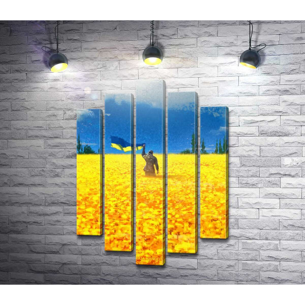 Український воїн із прапором посеред соняшників