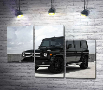 Черный Mercedes Gelenvagen G55 AMG на бетонной дороге
