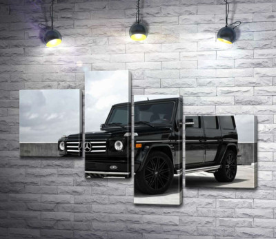 Чорний Mercedes Gelenvagen G55 AMG на бетонній дорозі