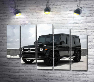 Черный Mercedes Gelenvagen G55 AMG на бетонной дороге