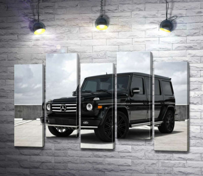 Чорний Mercedes Gelenvagen G55 AMG на бетонній дорозі