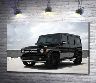 Черный Mercedes Gelenvagen G55 AMG на бетонной дороге