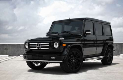 Чорний Mercedes Gelenvagen G55 AMG на бетонній дорозі