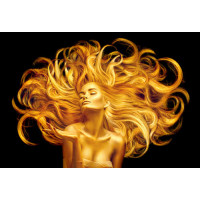 Развивающиеся золотистые локоны волос модели
