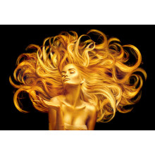 Золоті локони волосся моделі, що розвіваються