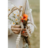 Пучок полевых цветов в руках у девушки