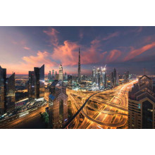 Вечерняя панорама оживленного мегаполиса Дубаев