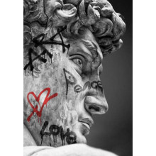 Голова статуи Давида с граффити