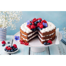 Шоколадно-бисквитный торт с ягодами и кремом