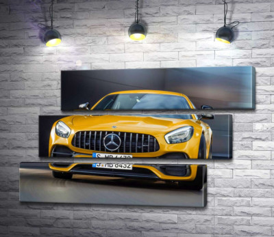 Золотий автомобіль Mercedes-Benz AMG GT S 2018