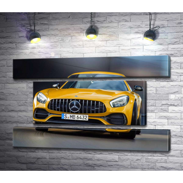 Золотой автомобиль Mercedes-Benz AMG GT S 2018